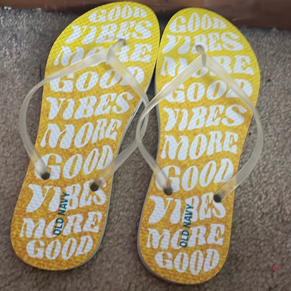 NWOT Old Navy Good vibes flip flops Size ( 9)